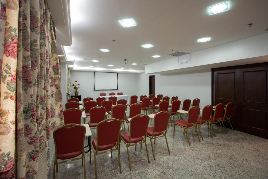 Espaçoso e moderno a sala de eventos do Hotel OK, equipado com assentos confortáveis e pronto para hospedar diversos tipos de eventos e reuniões.