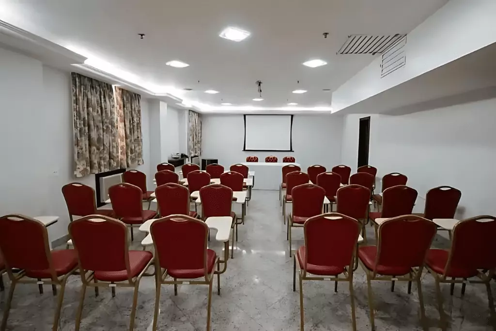 Sala de Reuniões Moderna com 24 cadeiras