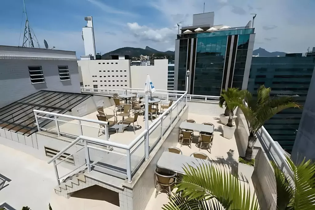 Foto ampla mostrando o espaço das mesas acesso a piscina