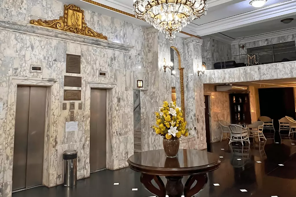 Hall Sofisticado com Elevadores