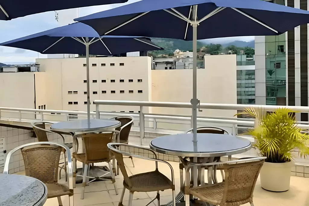 Mesas com guarda sol cada mesa com 4 cadeiras